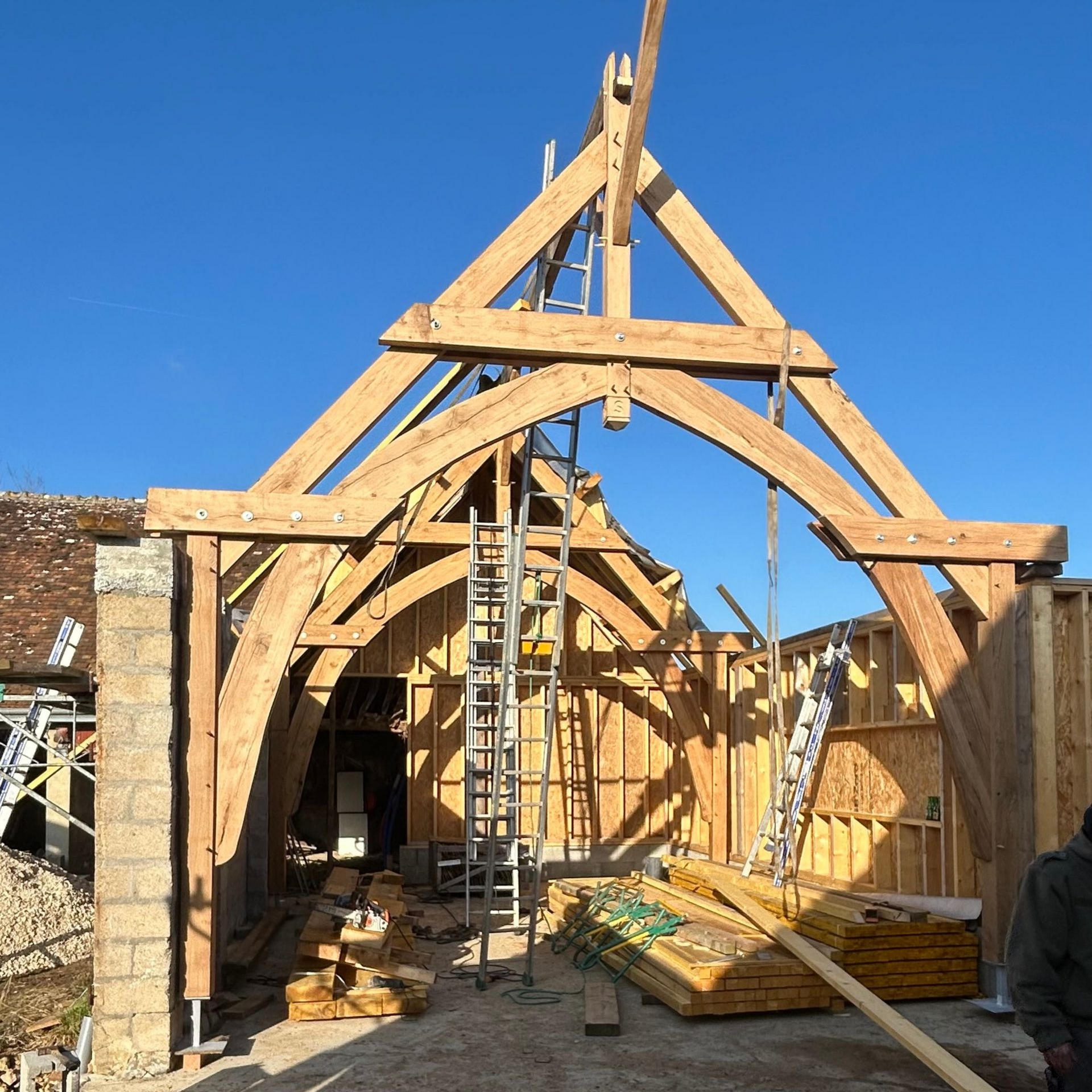 Charpente de toit en bois en construction sur une ossature de maison.