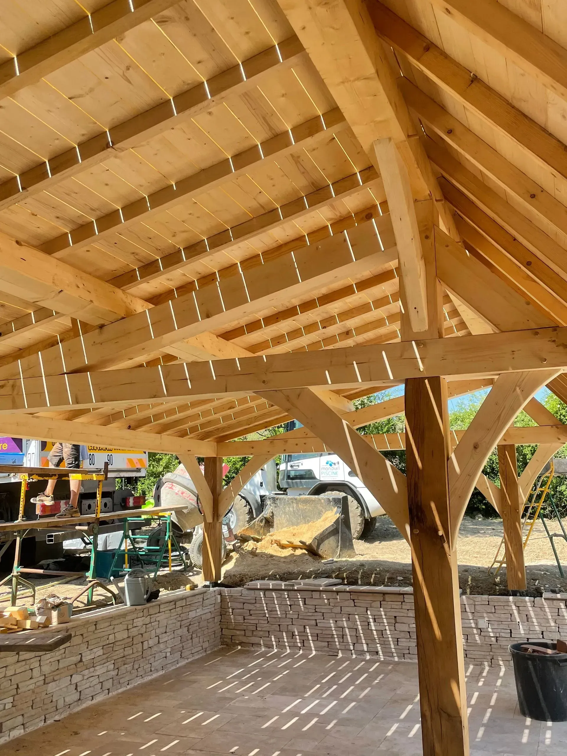 Pavillon à ossature bois en construction.