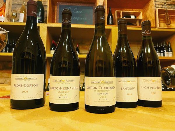 Cinq bouteilles de vin