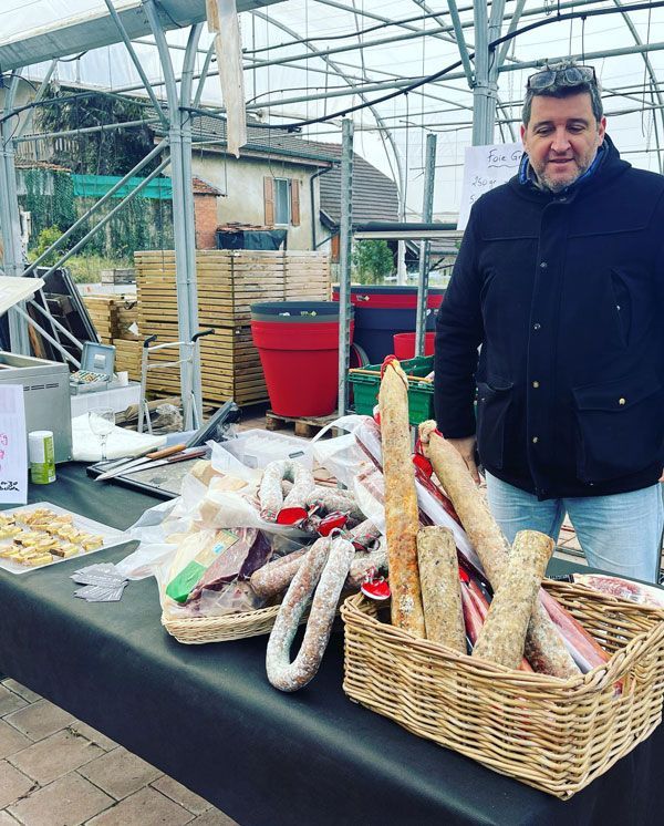 Professionnel présentant sa charcuterie sur une table
