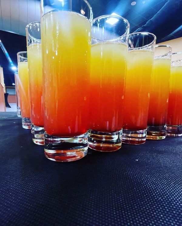 Plusieurs verres de cocktail
