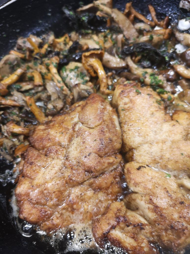 Gros plan sur une viande dorée