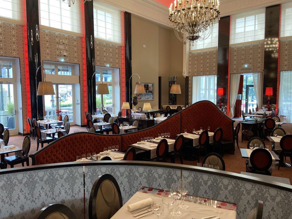Grande salle d'ambiance baroque d'un restaurant