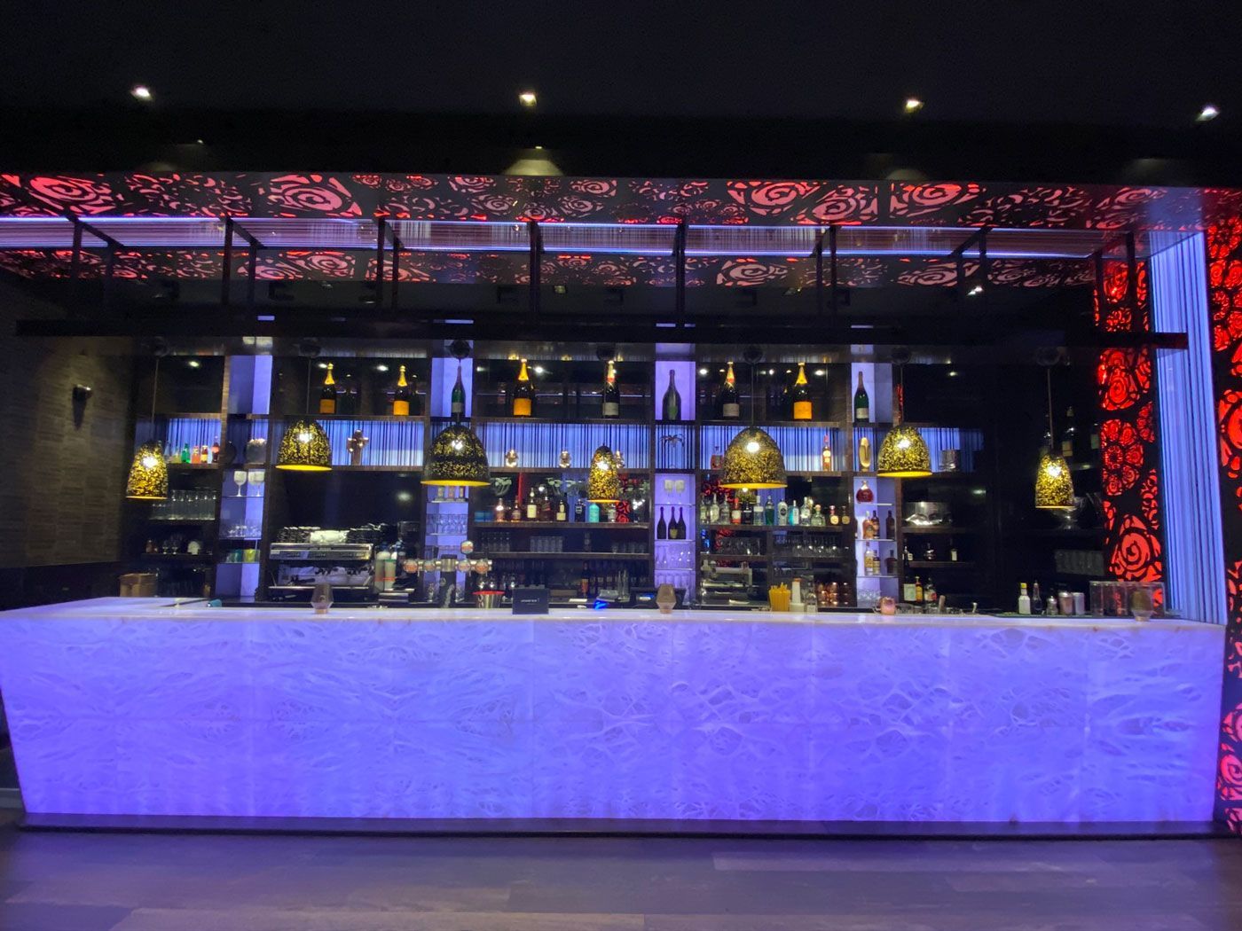 Bar avec néon un peu violet et rouge
