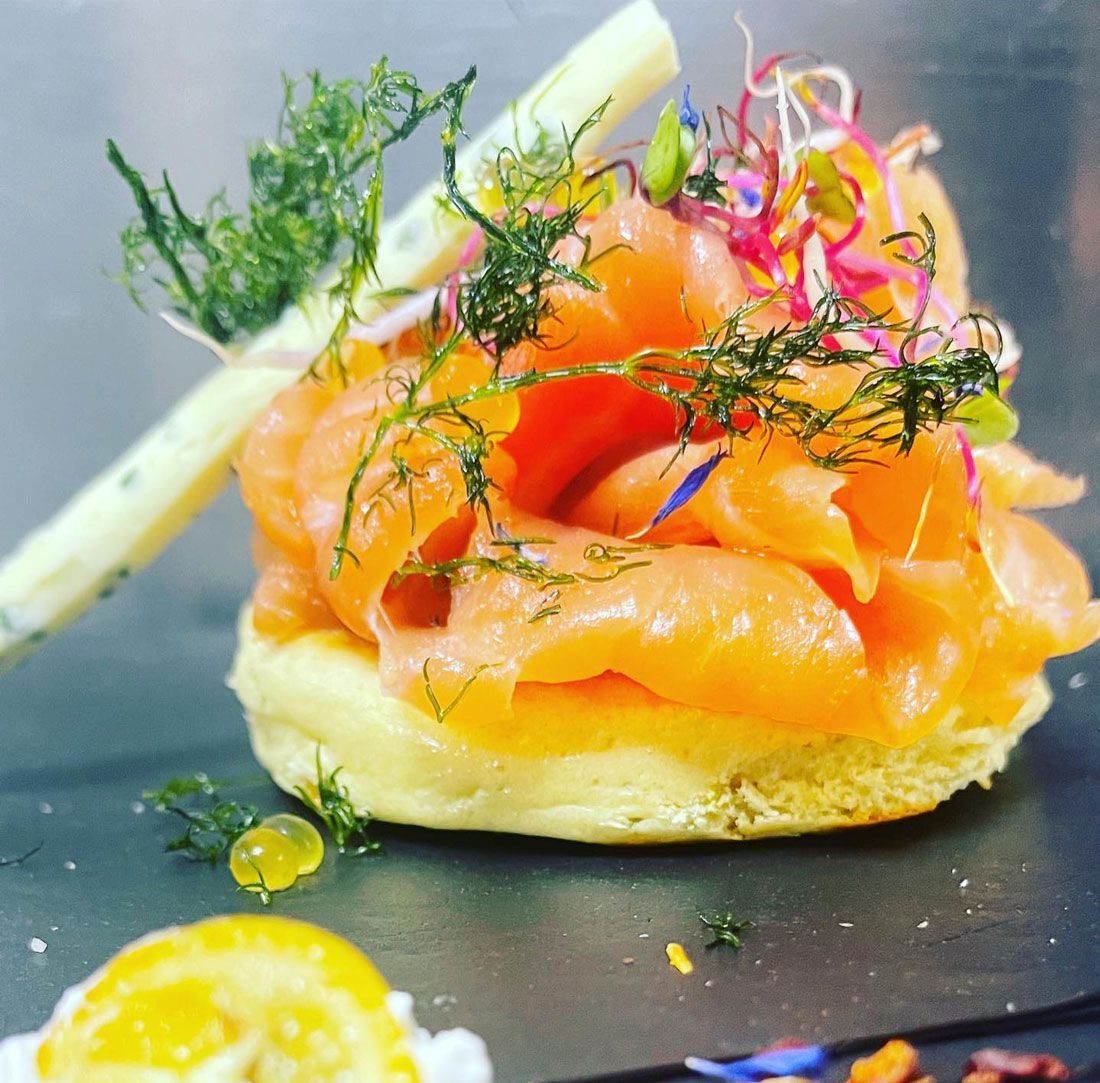 Plat en gros plan d'un plat avec du saumon fumé