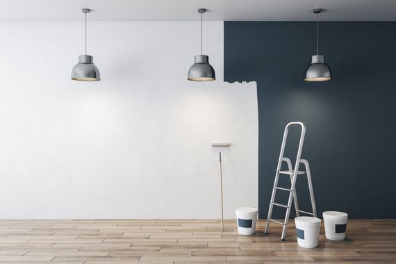 Murs intérieurs peints en blanc et bleu foncé, matériel de peinture et éclairage.