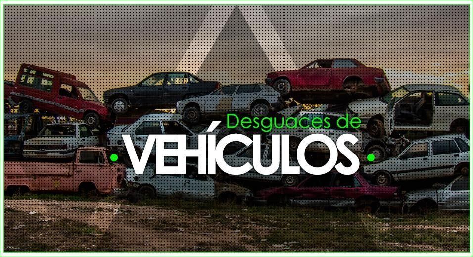 Coches amontonados en un desguace con el texto