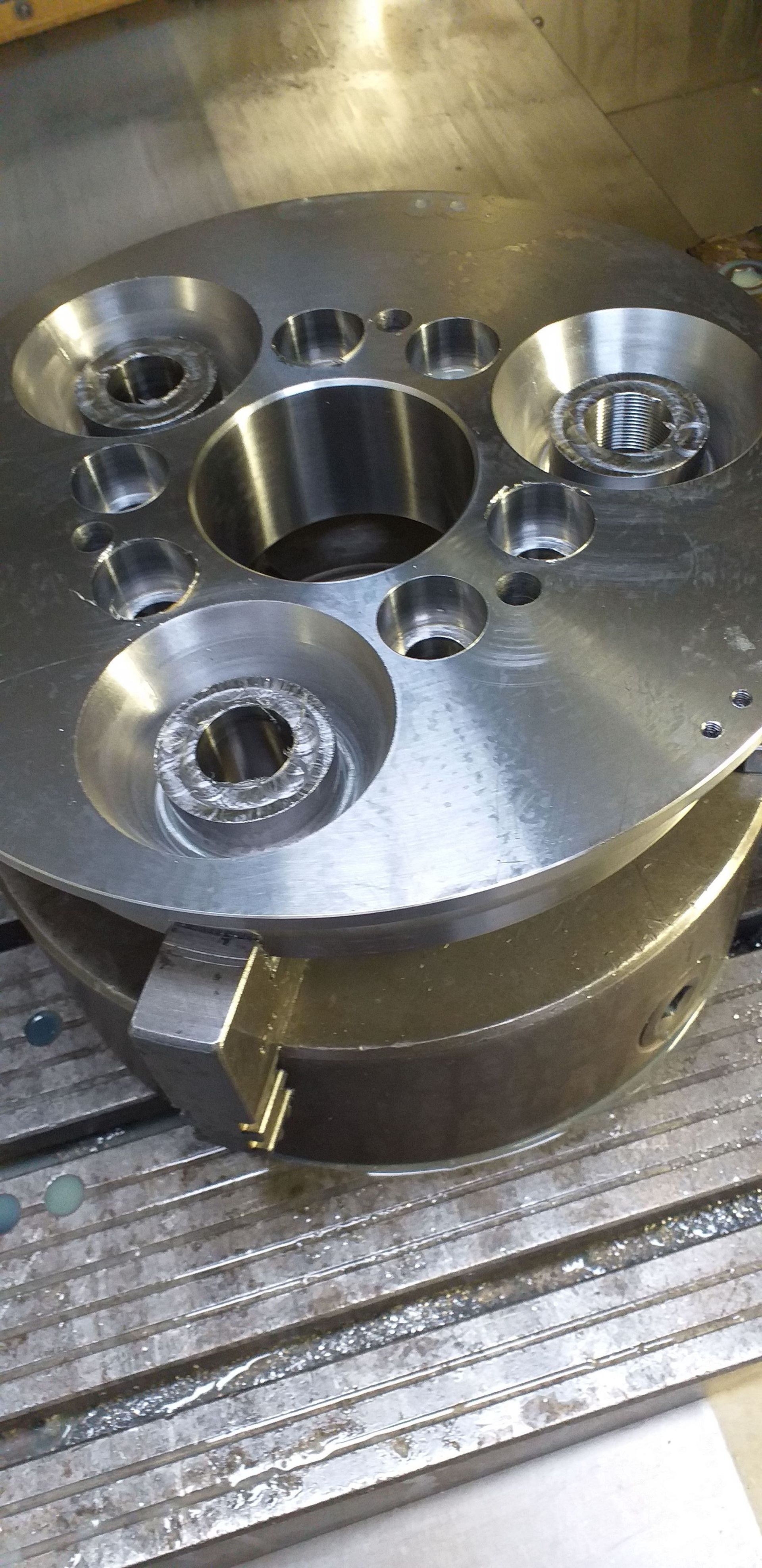Un primer plano de un objeto de metal con agujeros sobre una mesa.