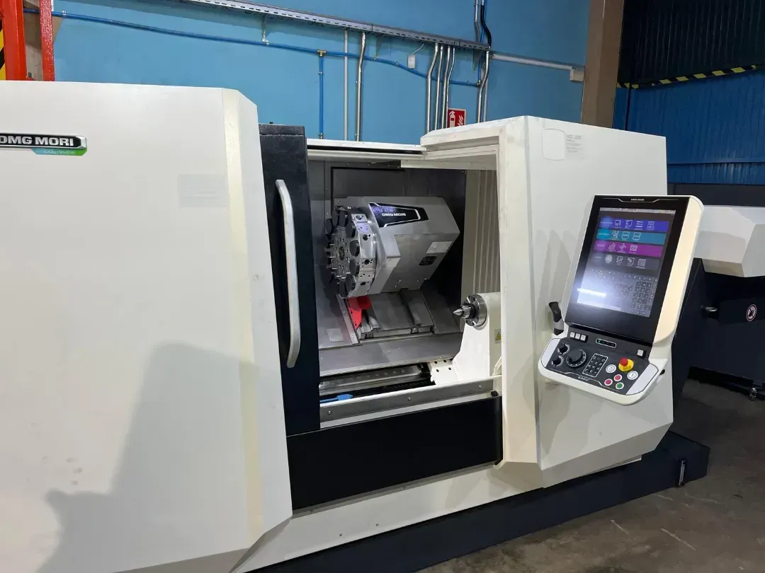 Una máquina está en un almacén con la puerta abierta.