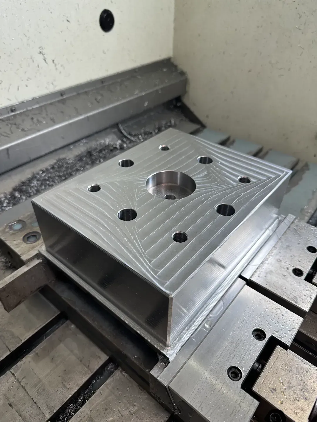 Un trozo de metal está colocado encima de una máquina.