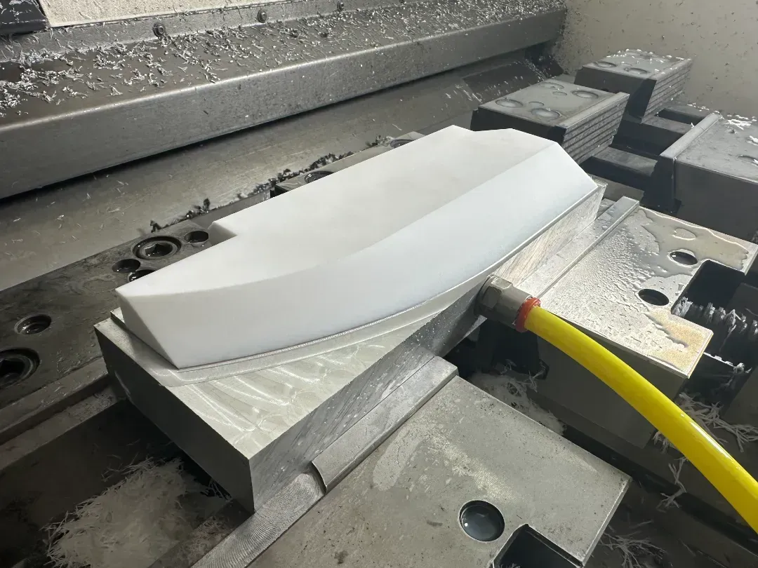 Un trozo de plástico blanco está colocado encima de una máquina.