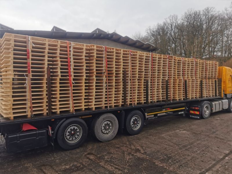 bei Tribale Günter Mobiles Sägewerk geschnittenes Holz wird verladen