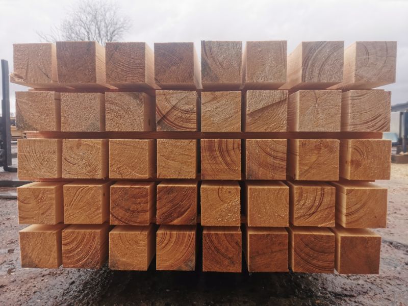 bei Tribale Günter Mobiles Sägewerk geschnittenes Holz wird verladen