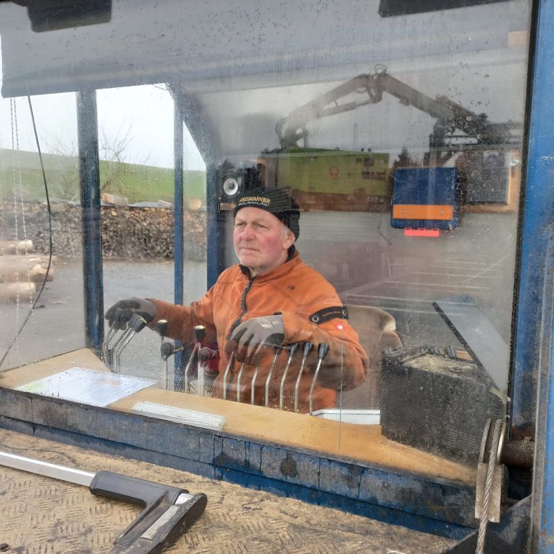 Mitarbeiter von Tribale Günter Mobiles Sägewerk bei der Arbeit