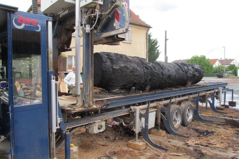 Baumstamm wird gesägt im Tribale Günter Mobiles Sägewerk