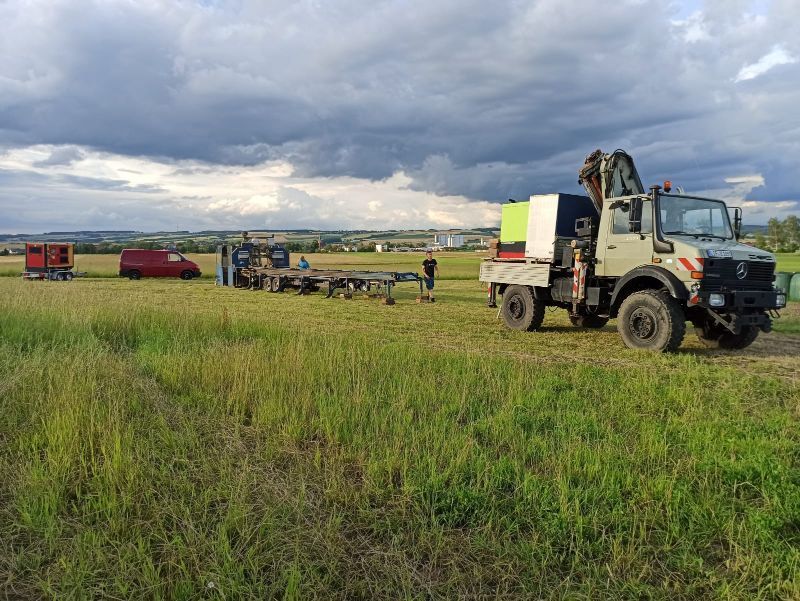 LKW von Tribale Günter Mobiles Sägewerk im Einsatz auf einer Wiese