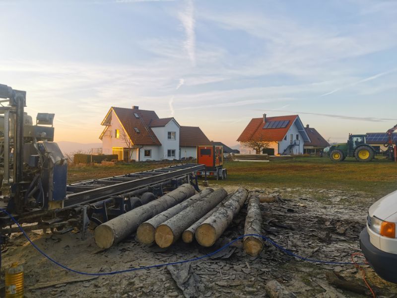 Mobile Sägemaschine von Tribale Günter Mobiles Sägewerk im Einsatz auf einer Wiese