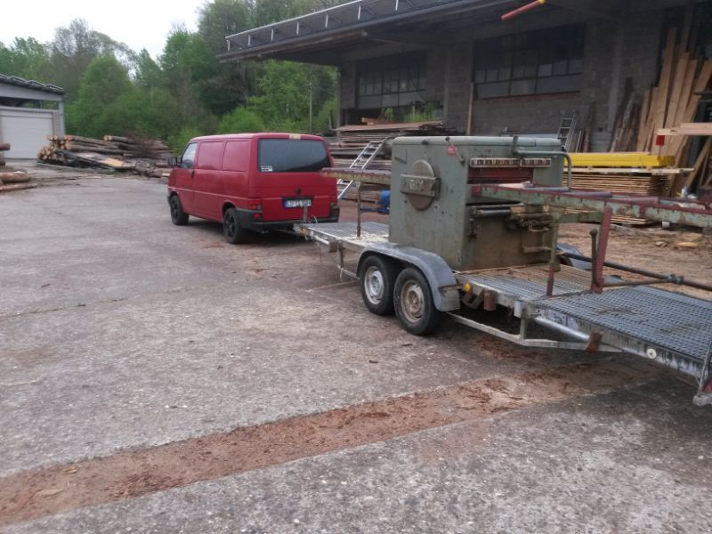 Auto mit Anhänger von Tribale Günter Mobiles Sägewerk