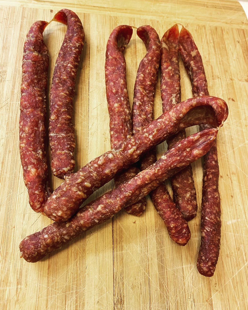 Ein Bündel Würstchen auf einem Holzschneidebrett