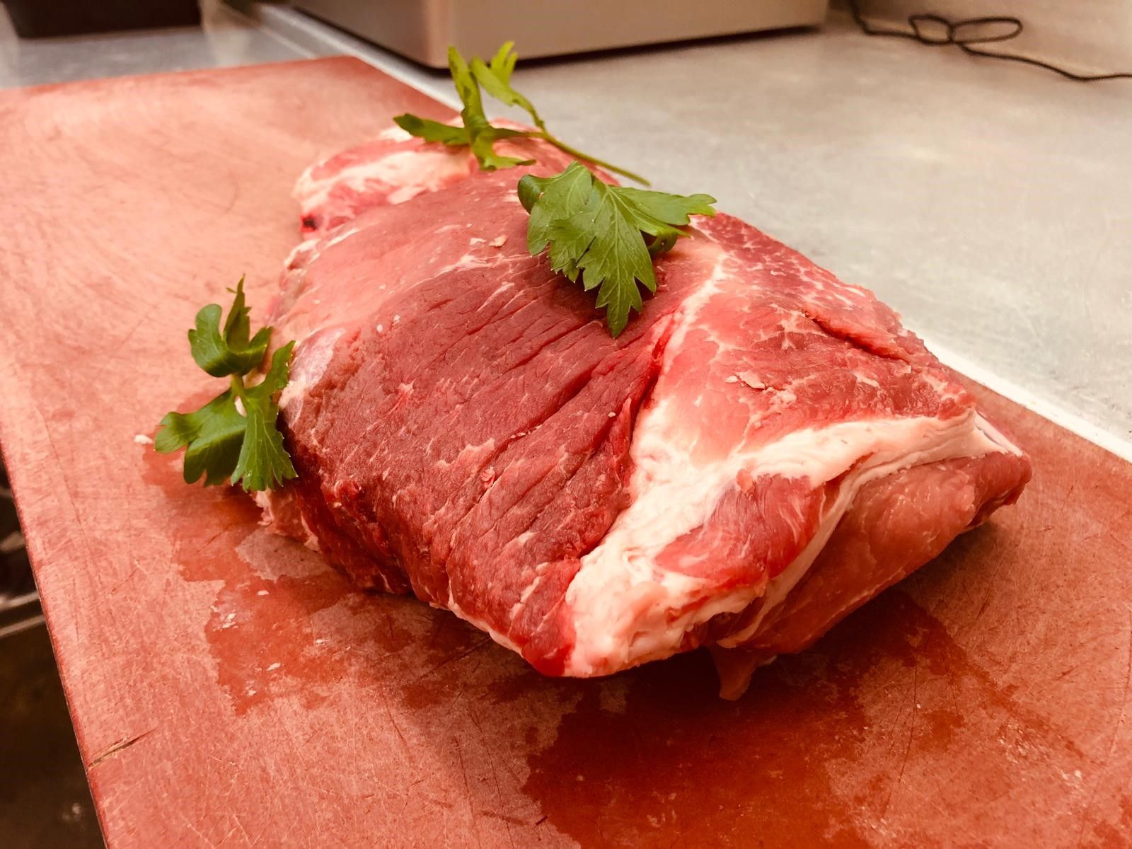 Rohes Fleisch liegt auf einem Schneidebrett.