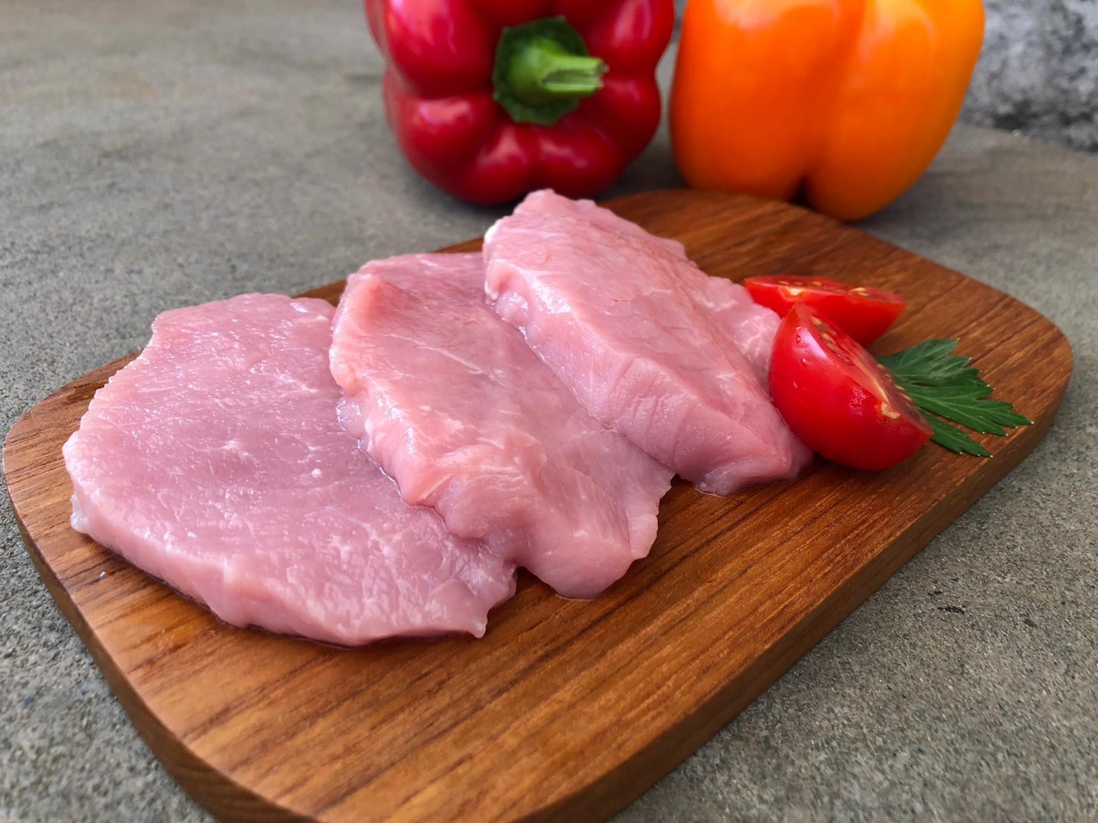 Rohes Fleisch liegt auf einem Schneidebrett.