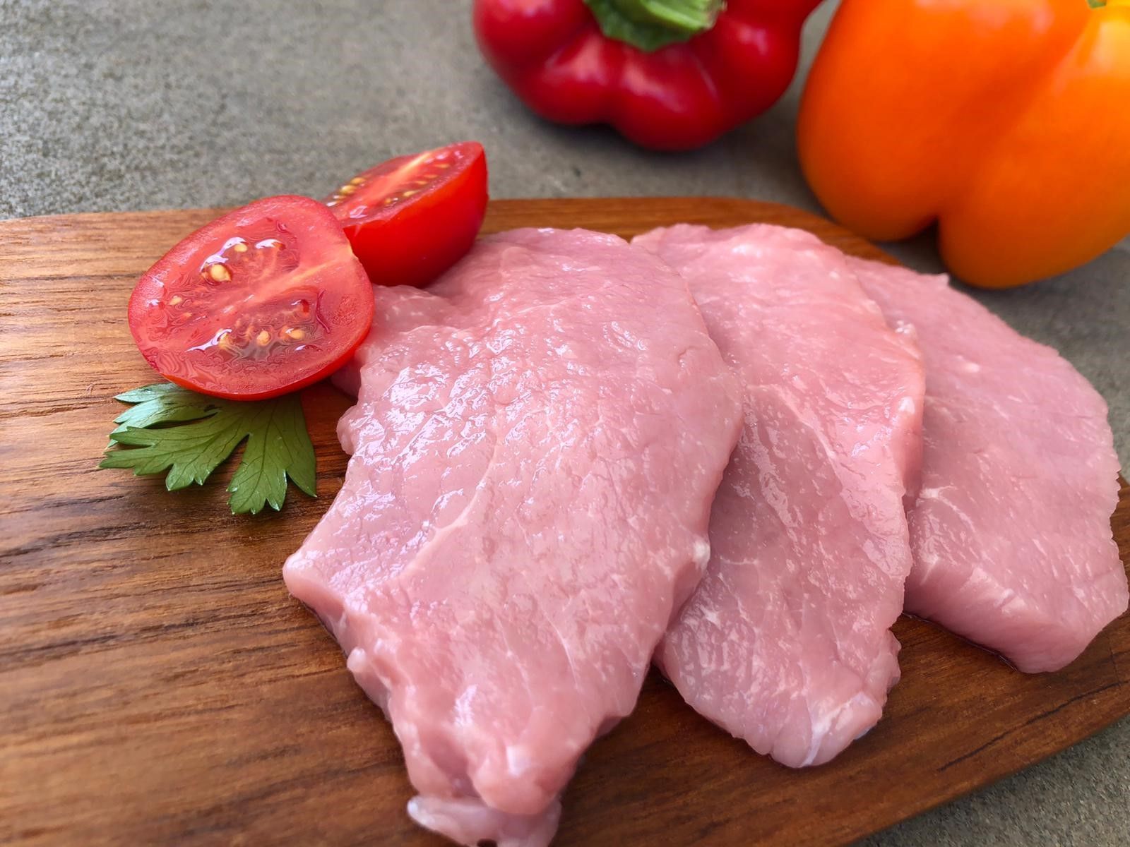 Rohes Fleisch liegt auf einem Schneidebrett.