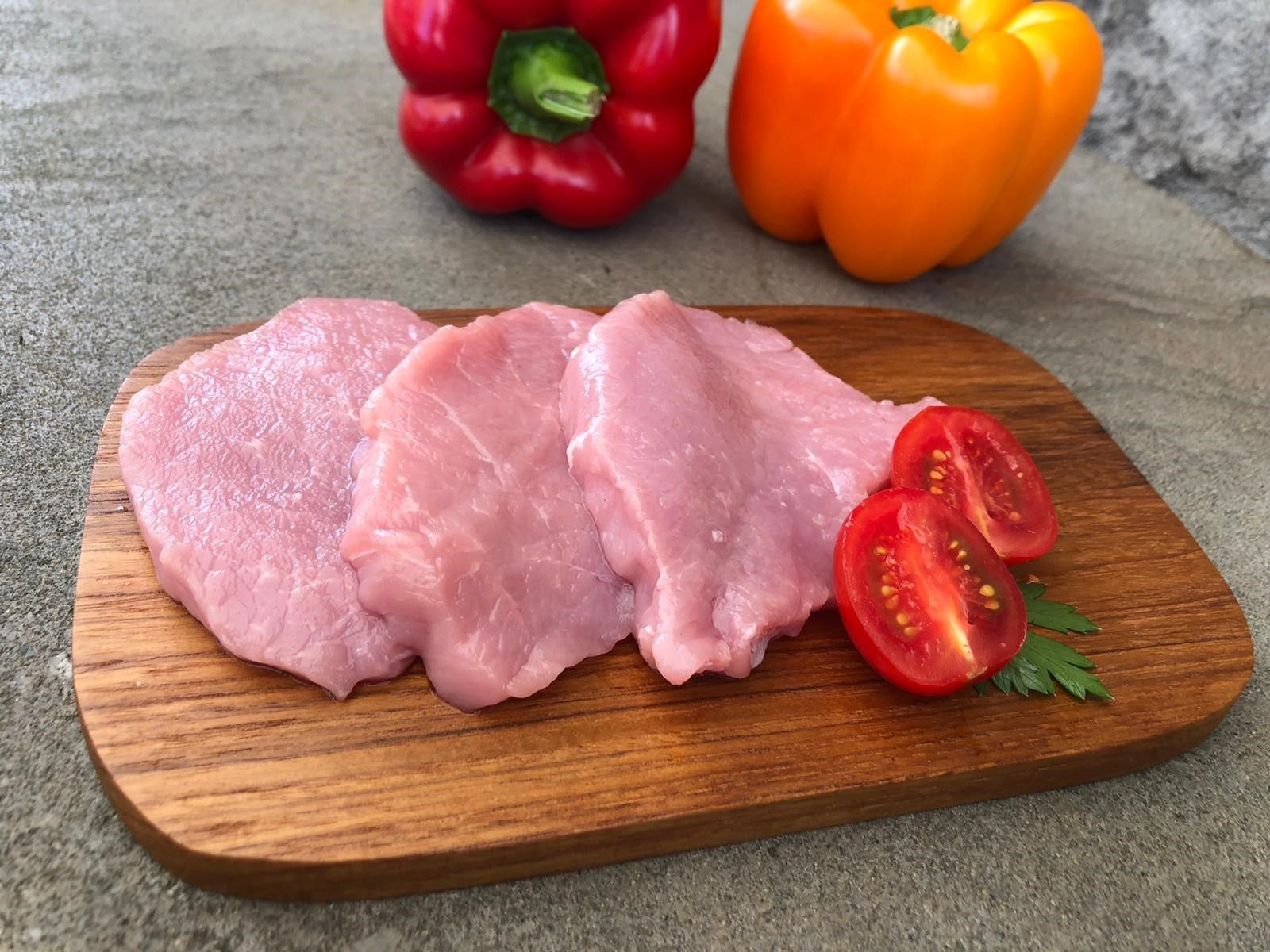 Rohes Fleisch liegt auf einem Schneidebrett.