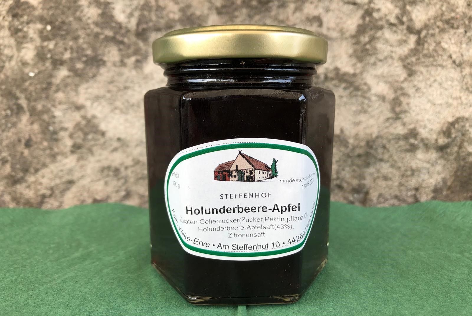 Ein Glas Marmelade aus Holunderbeere-Apfel.
