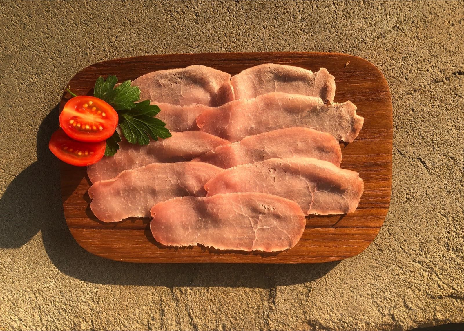 Rohes Fleisch liegt auf einem Schneidebrett.