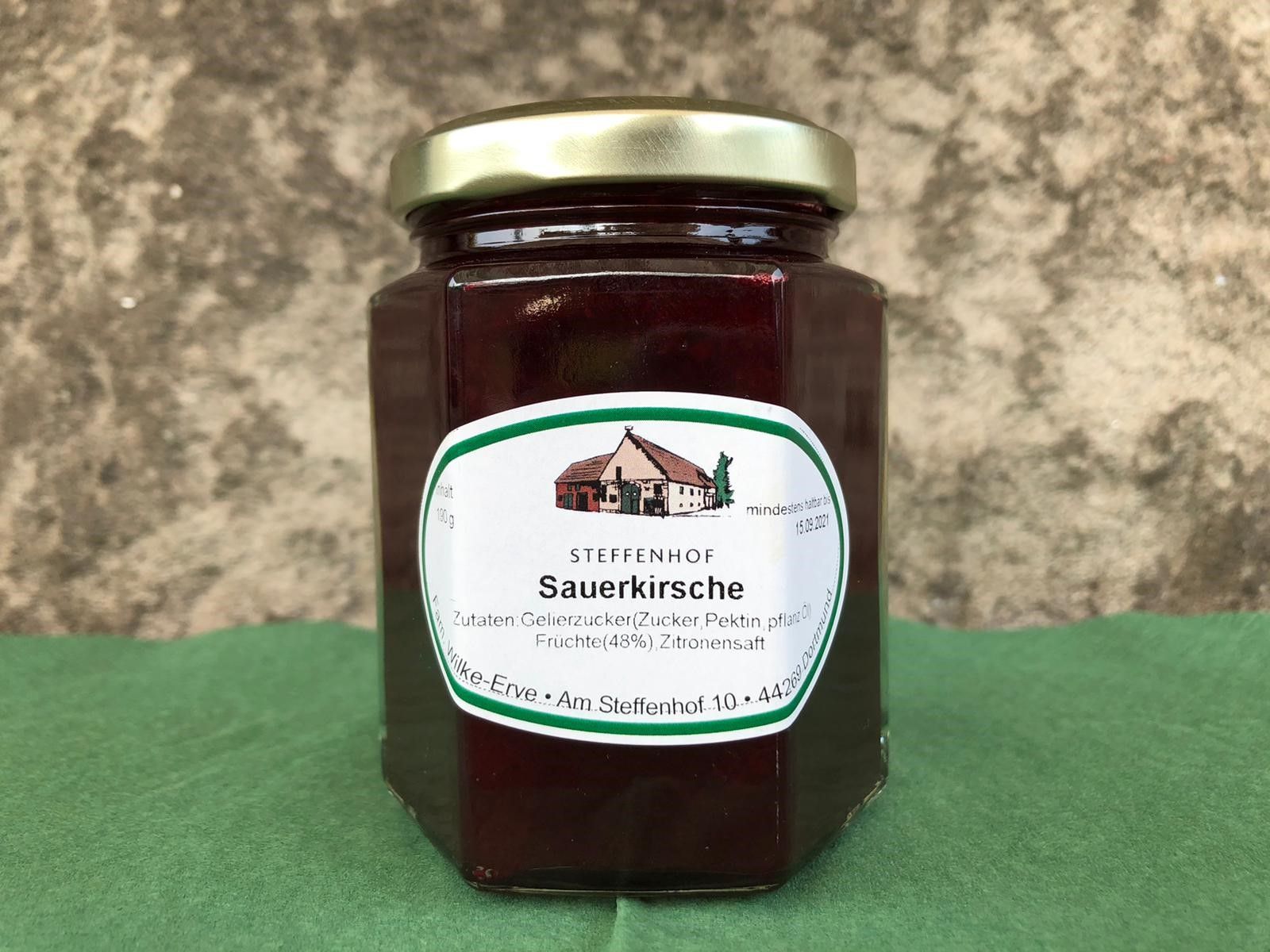 Ein Glas Marmelade aus Sauerkirche.