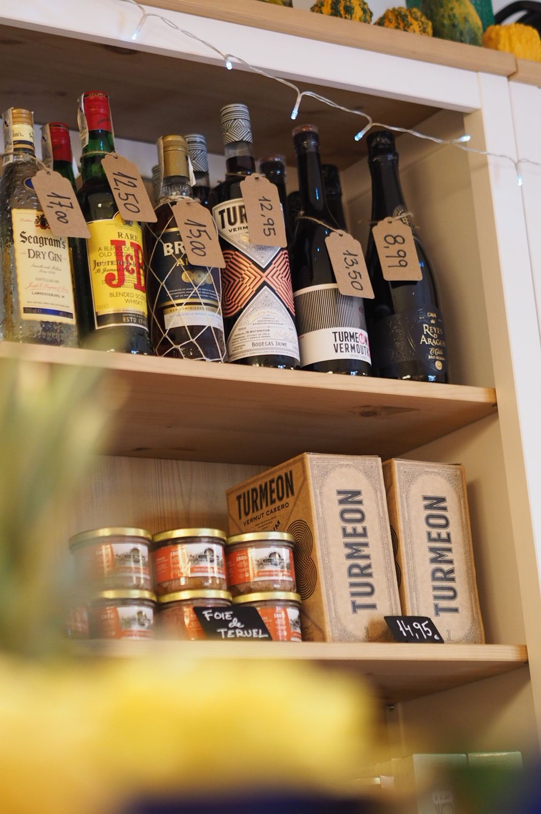 Un estante lleno de botellas de alcohol y frascos de comida.