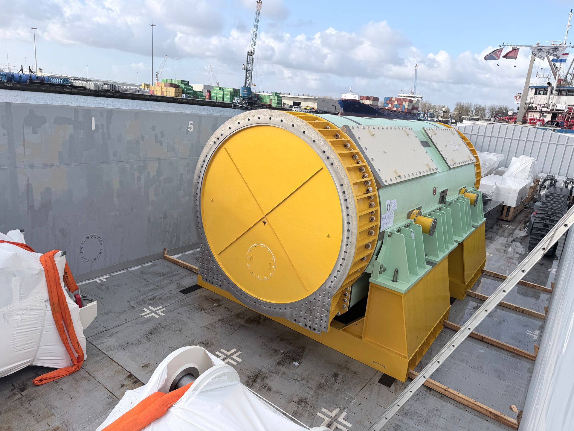 Dedicated maritime project management at the European port gateway.