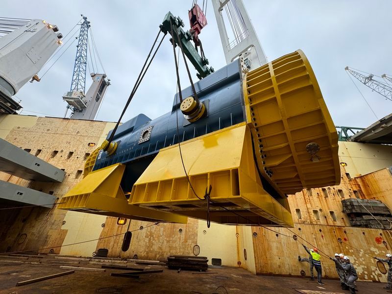 Specialized maritime lifting procedures and engineering oversight in Rotterdam and Amsterdam.