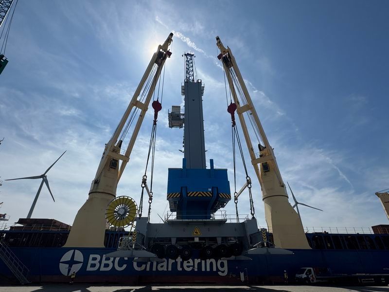 Expert lashing and securing services for oversized maritime freight.