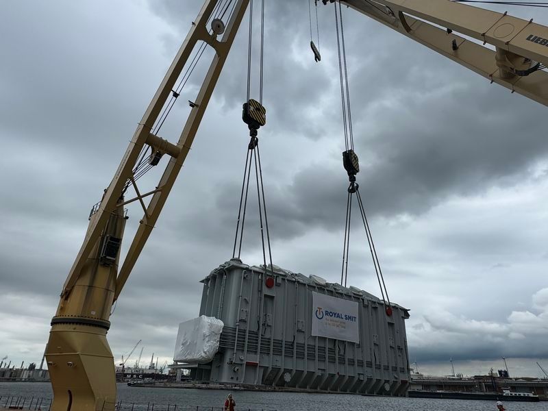 Professional project cargo handling operations in Antwerp.