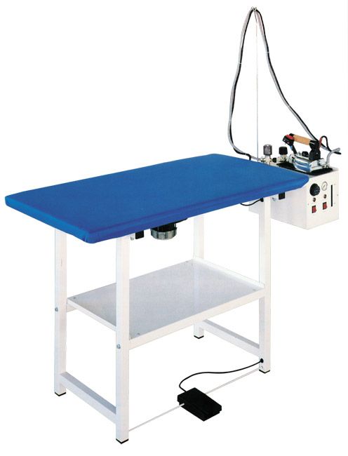 Camilla acolchada azul para exploraciones médicas, con reposacabezas ajustable y pedal, sobre estructura blanca