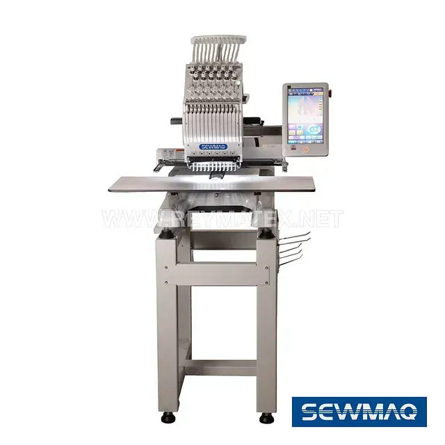 Una máquina de bordar Sewmac está colocada encima de una mesa.