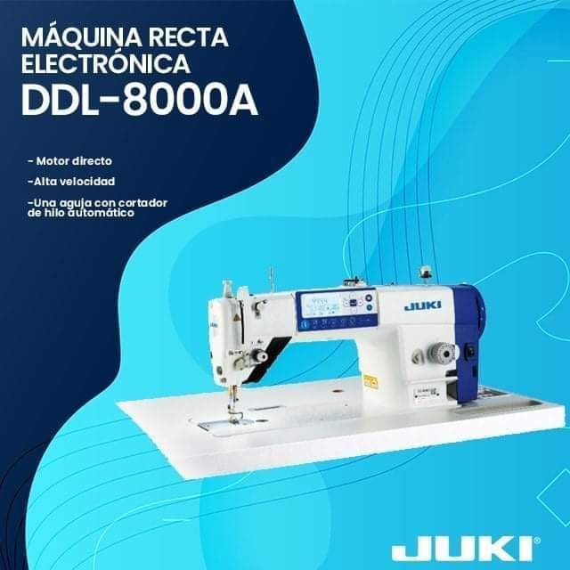 Una máquina de coser Juki azul y blanca sobre un fondo azul.