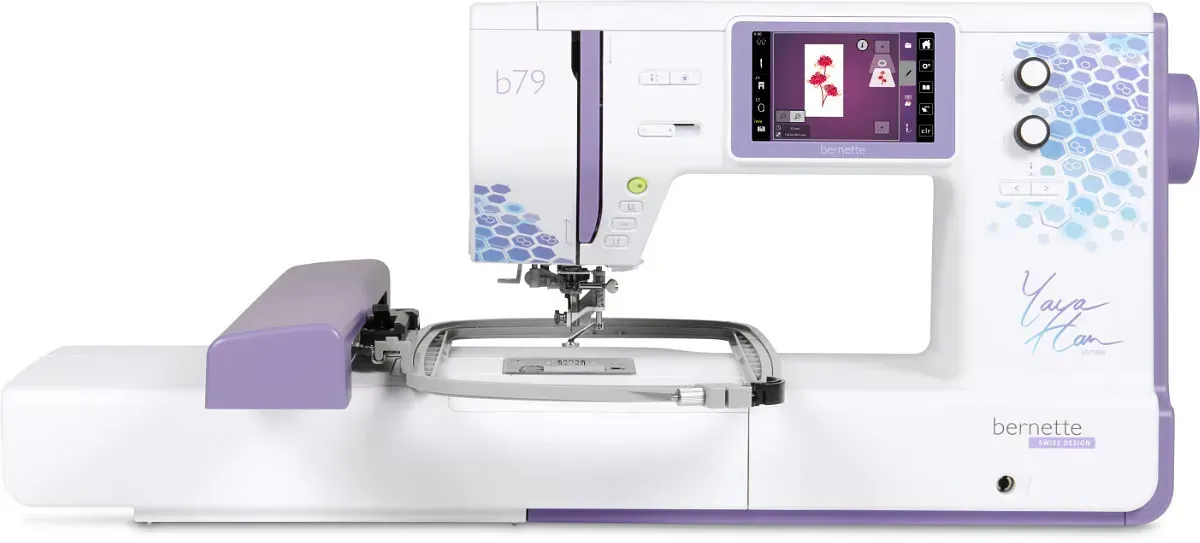 Una máquina de coser blanca y morada está sobre una mesa.