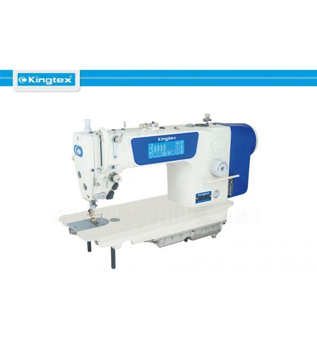 Una máquina de coser Kingtex está sobre una mesa.