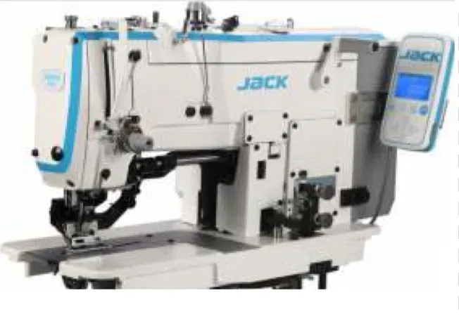 Una máquina de coser está colocada sobre una mesa.