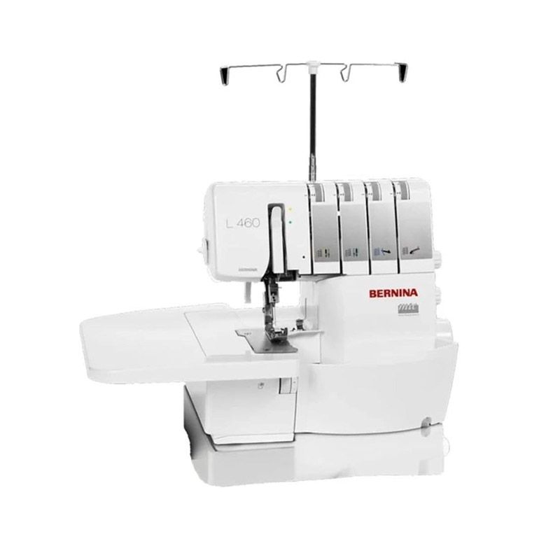 Una máquina de coser blanca está colocada sobre una mesa sobre un fondo blanco.