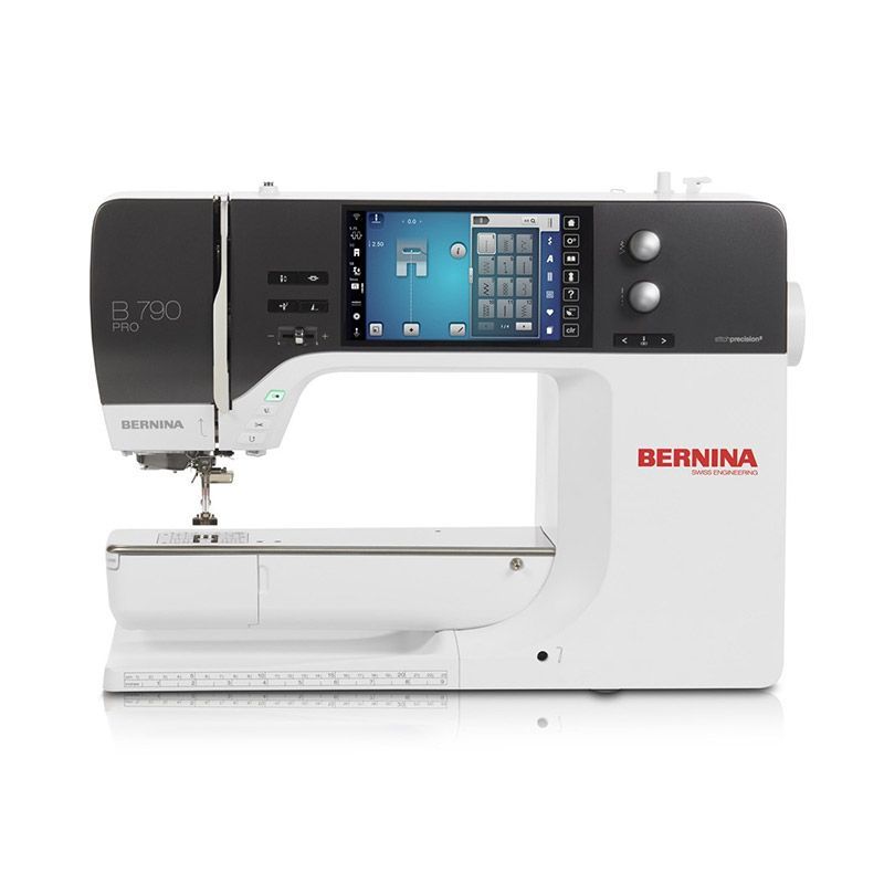 Una máquina de coser Bernina Q790 está colocada sobre una superficie blanca.