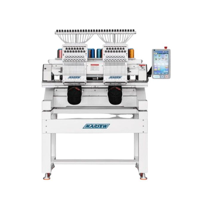 Máquina de bordar industrial con cabezales dobles, panel de control táctil y estructura metálica blanca.