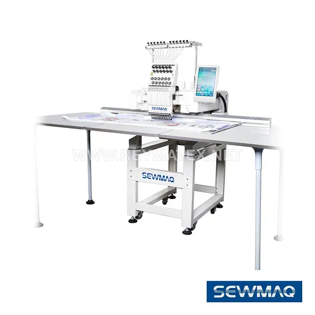 Una máquina de coser está colocada encima de una mesa.