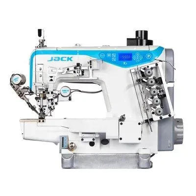 Es una máquina de coser con muchos botones.