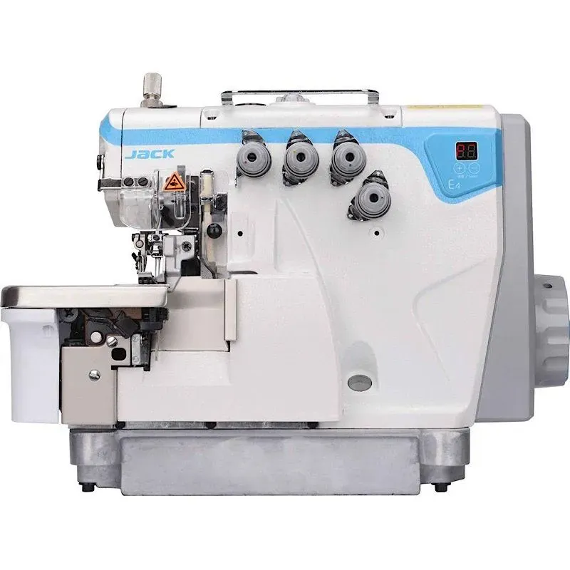 Un primer plano de una máquina de coser sobre un fondo blanco.