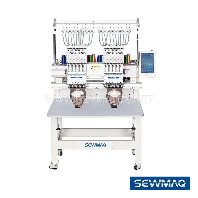 Una máquina de coser está colocada encima de una mesa.