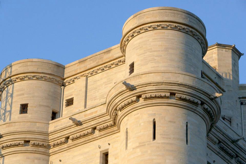 Photo de la partie supérieure d'un château en pierre