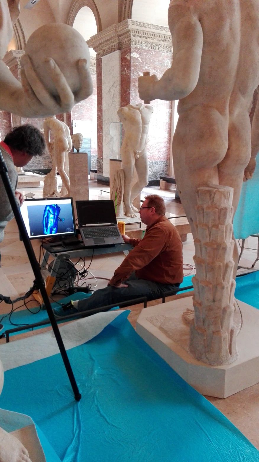 Bourson & Fils qui travaillent sur un logiciel 3D pour la conception de statue